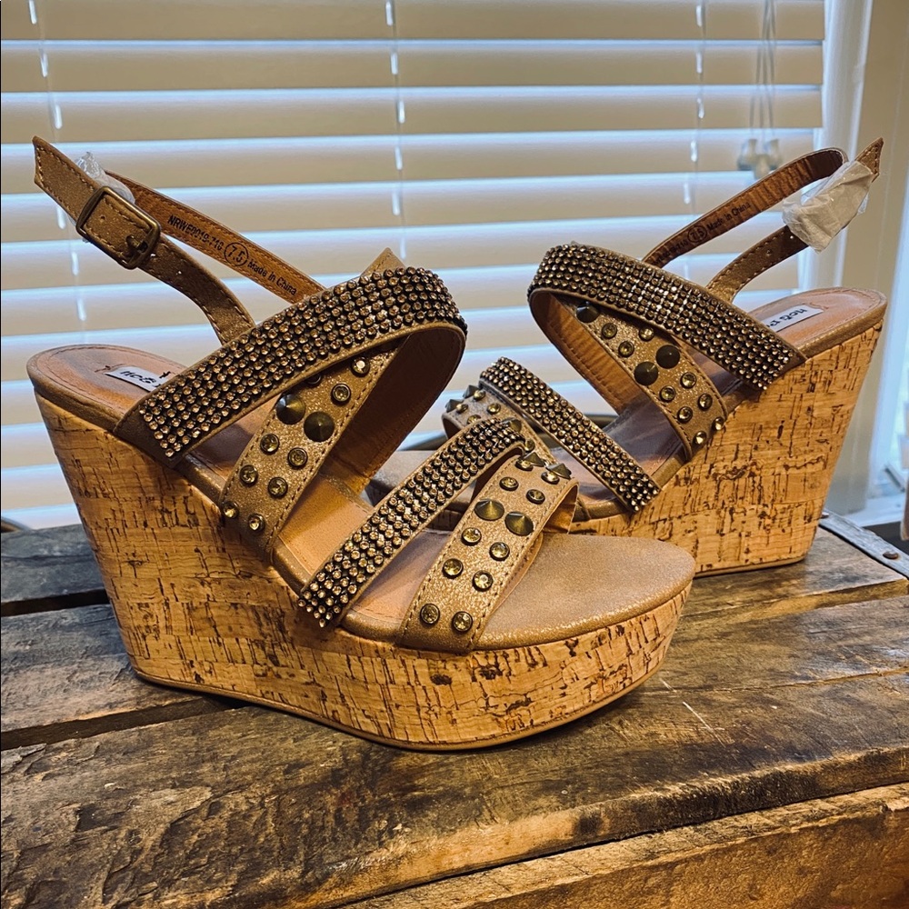 NWOB “Not Rated” Gold/Tan Wedges sz 7.5